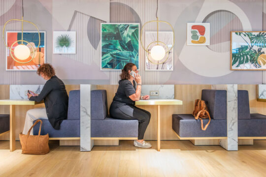 Rij met banken en tafels waarin gewerkt wordt.